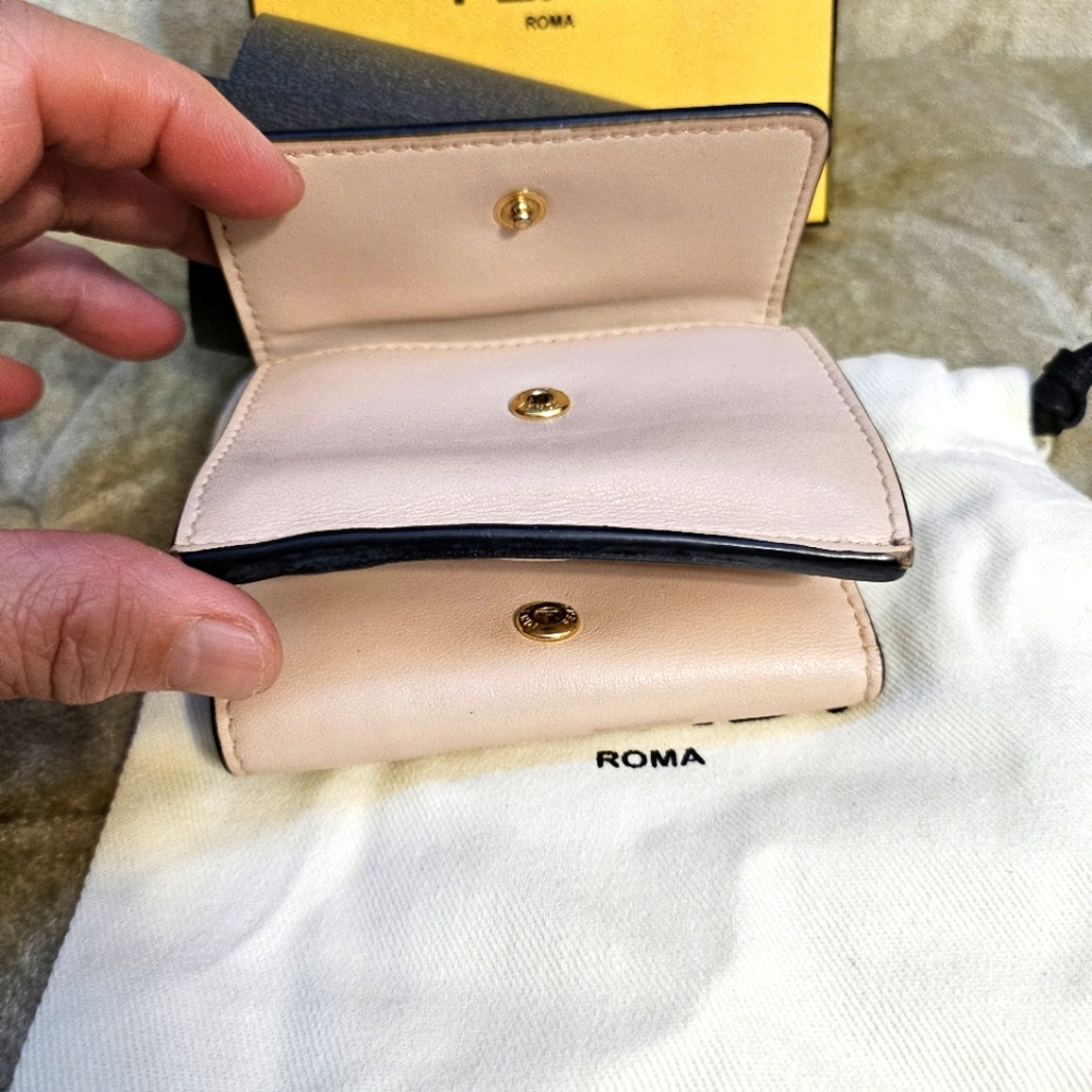 Authentic Fendi small compact wallet in light pink color - Picture 9 of 11